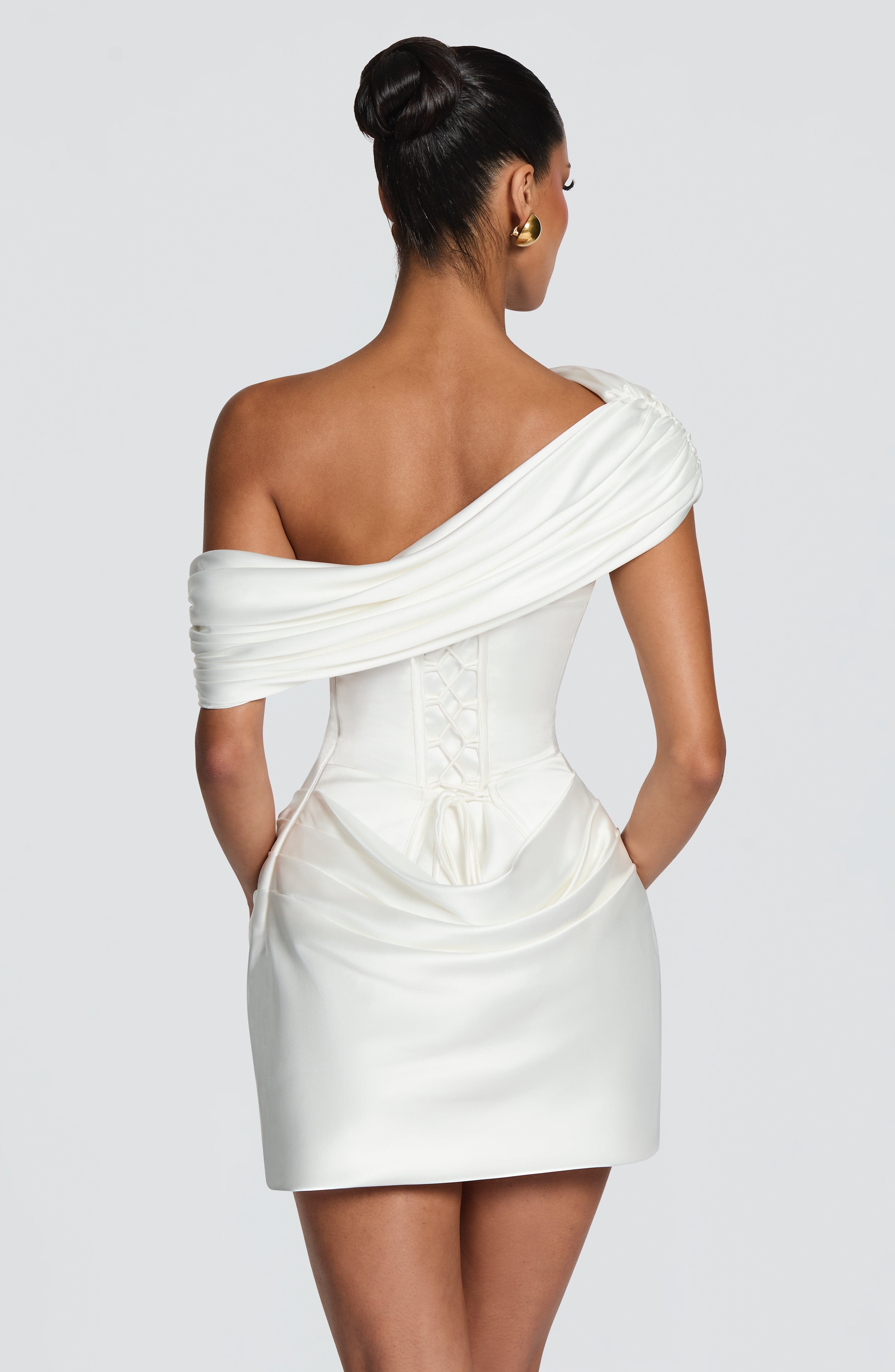 فستان قصير من الساتان الأبيض ب - مراجعة Ruched Dress Mini وسعره