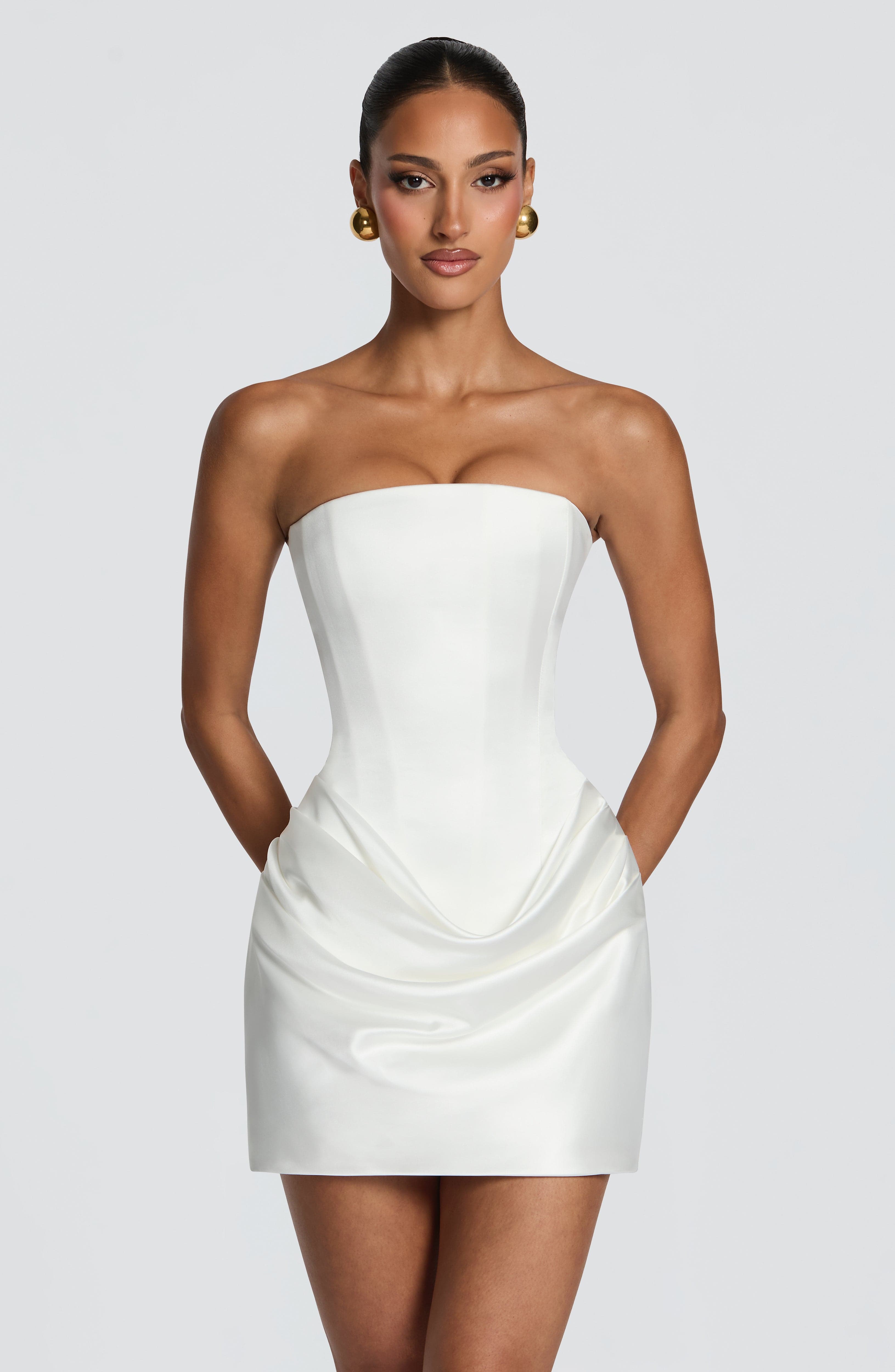 فستان قصير من الساتان الأبيض ب - مراجعة Ruched Dress Mini وسعره